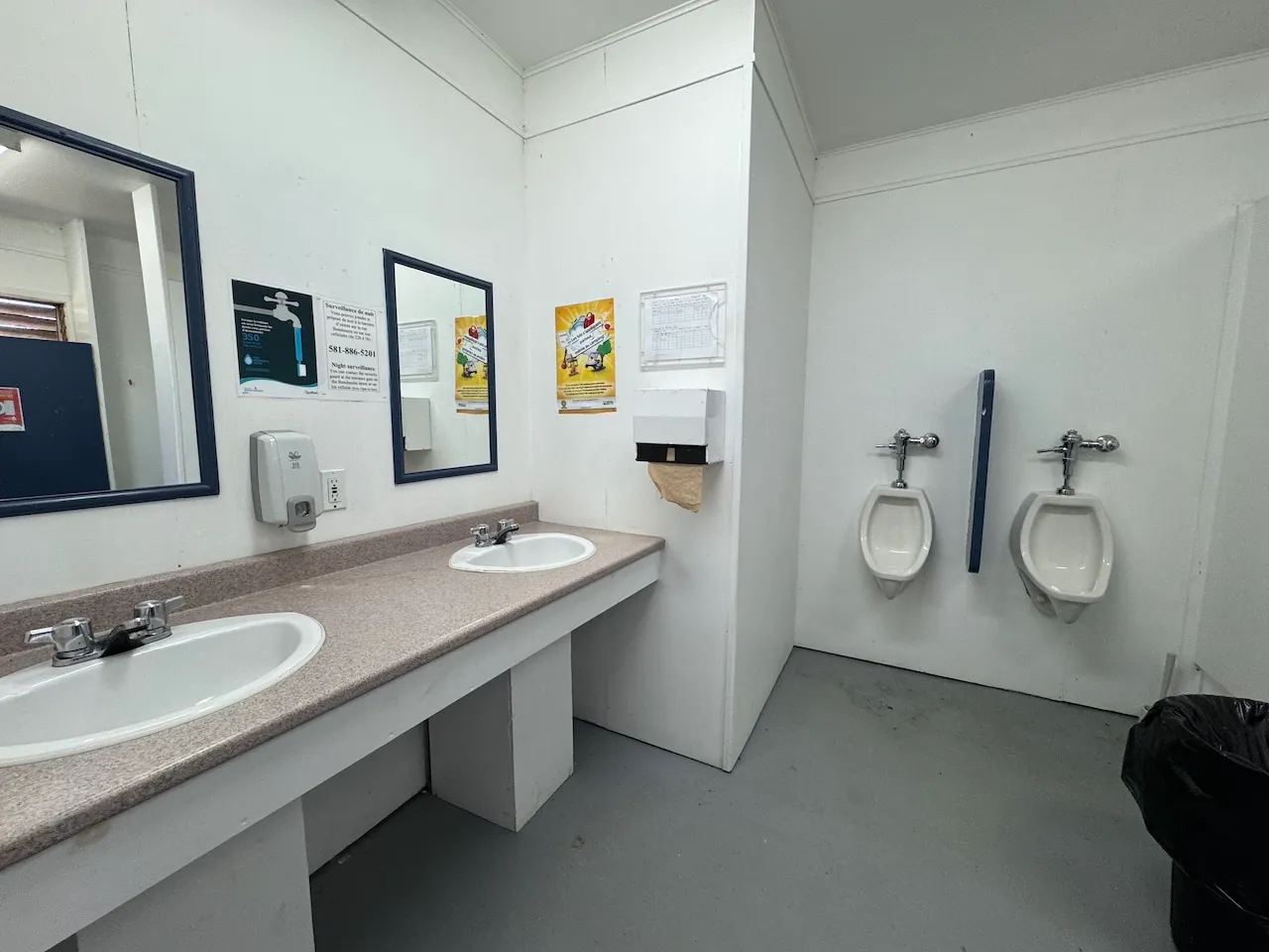 Bâtiment d'accueil - Salle de toilette hommes