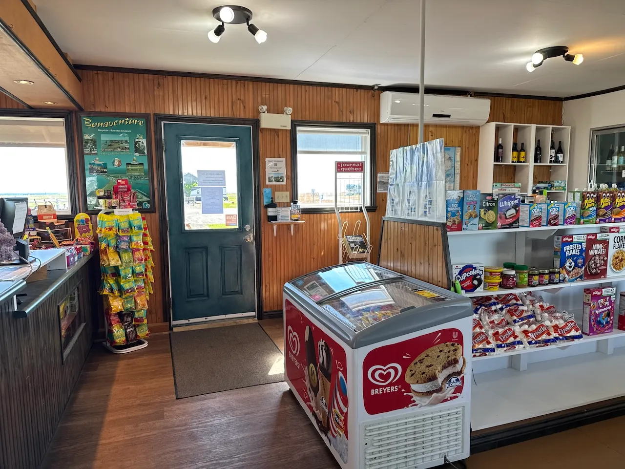 Boutique et comptoir d'accueil