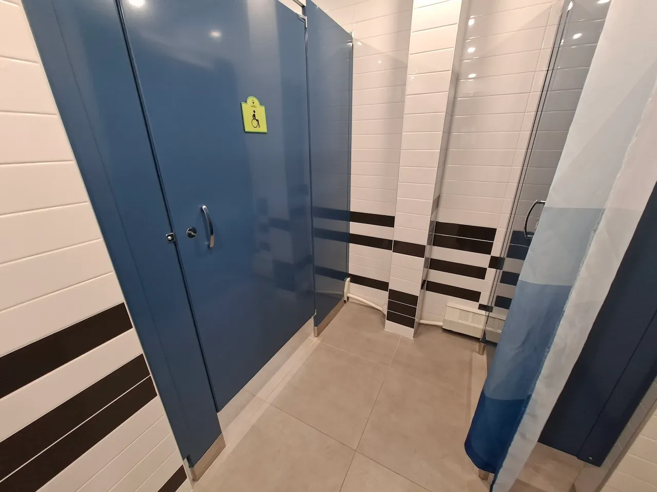 Auberge - Salle de toilettes - Femmes