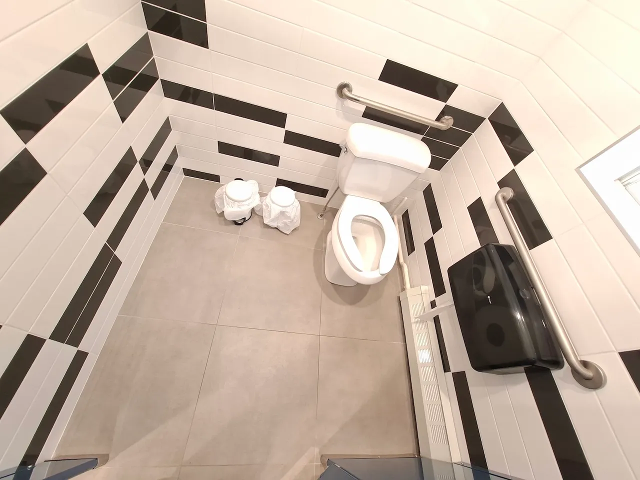 Auberge - Salle de toilettes - Femmes