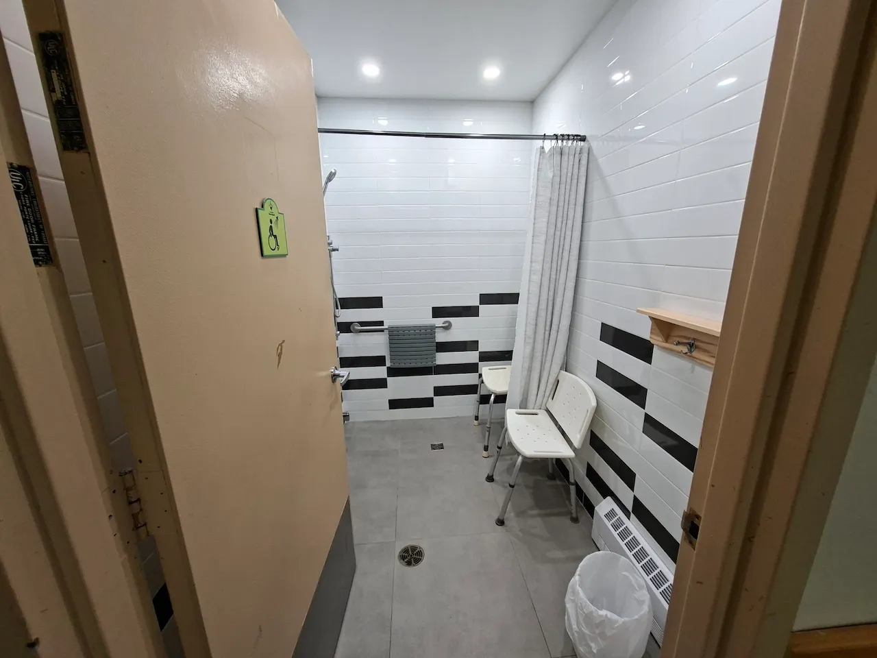 Auberge - Salle de douche sans seuil
