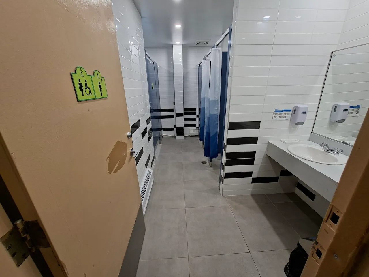 Auberge - Salle de toilettes - Femmes