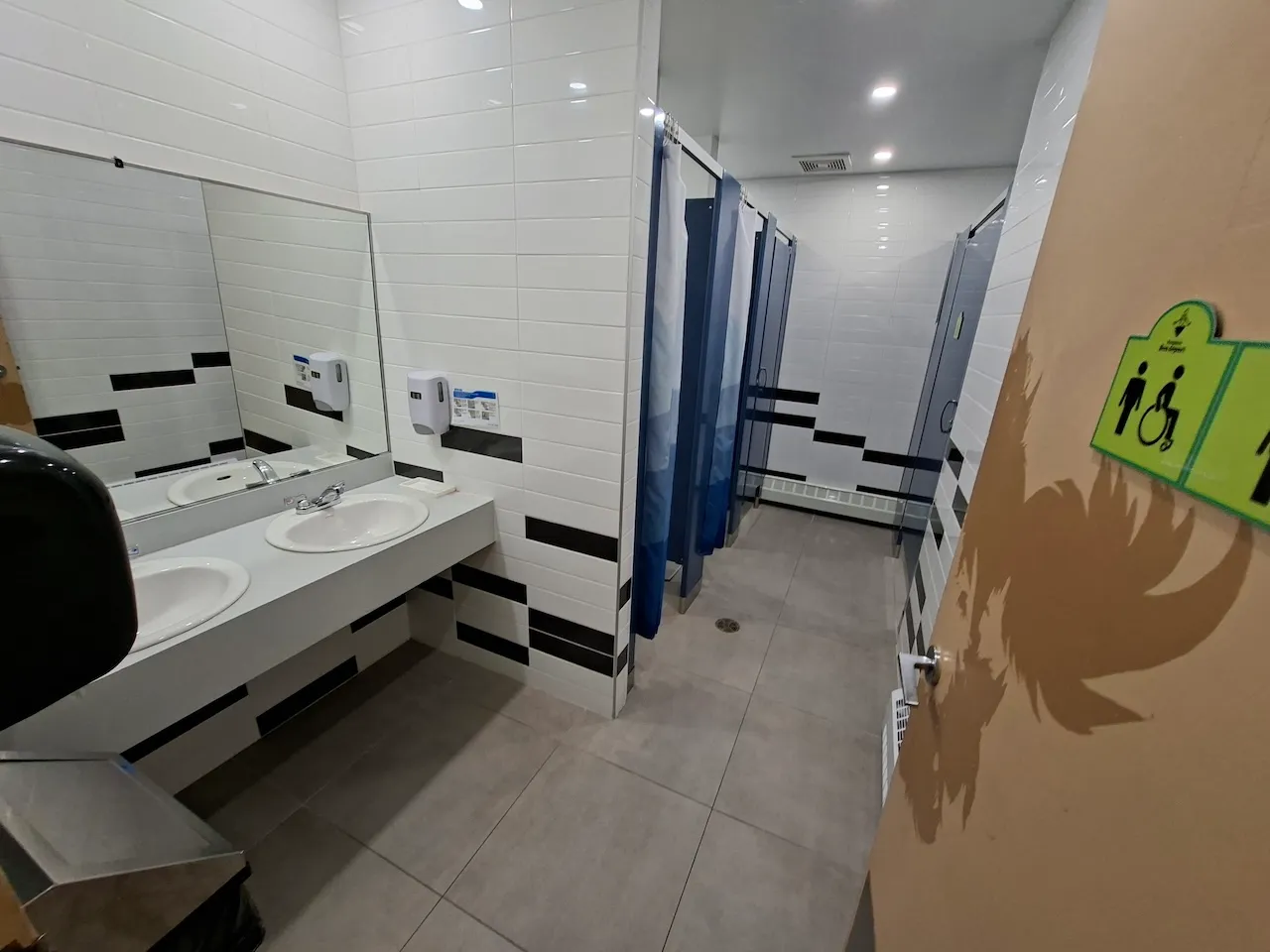 Auberge - Salle de toilettes - Hommes