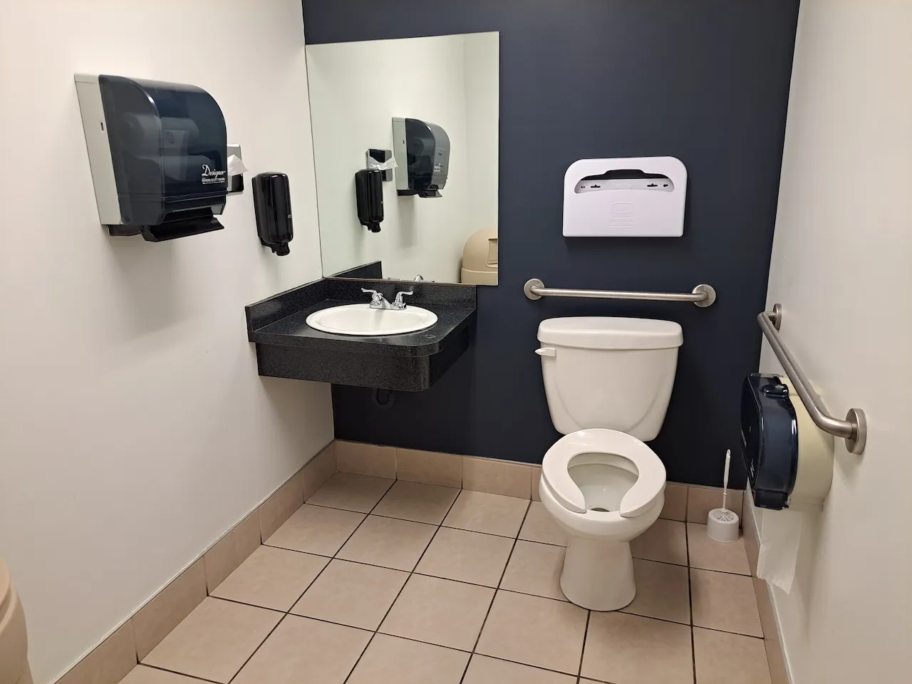 Salle de toilette universelle - Située près de la réception