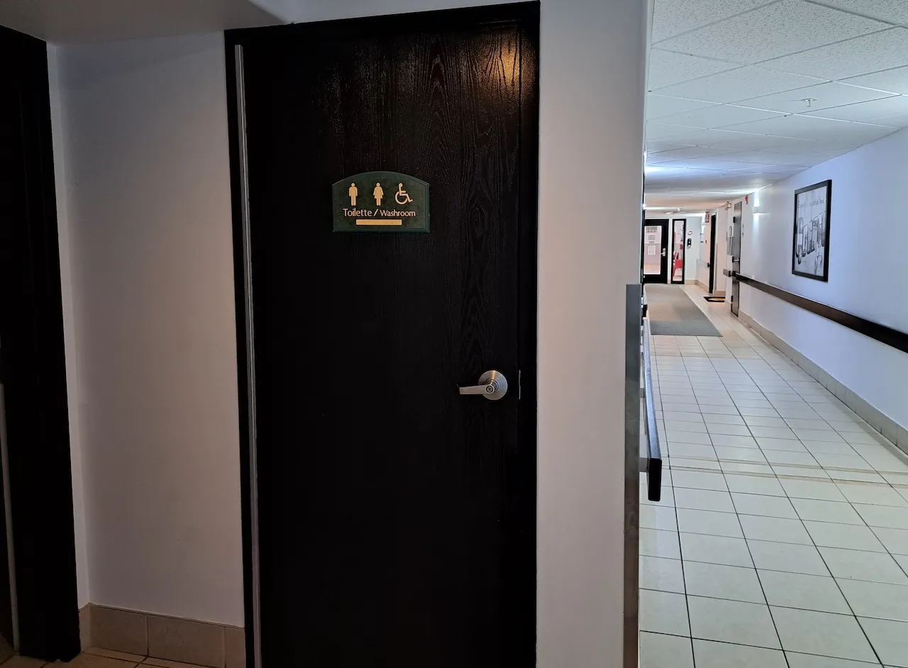 Salle de toilette universelle - Située près de la réception