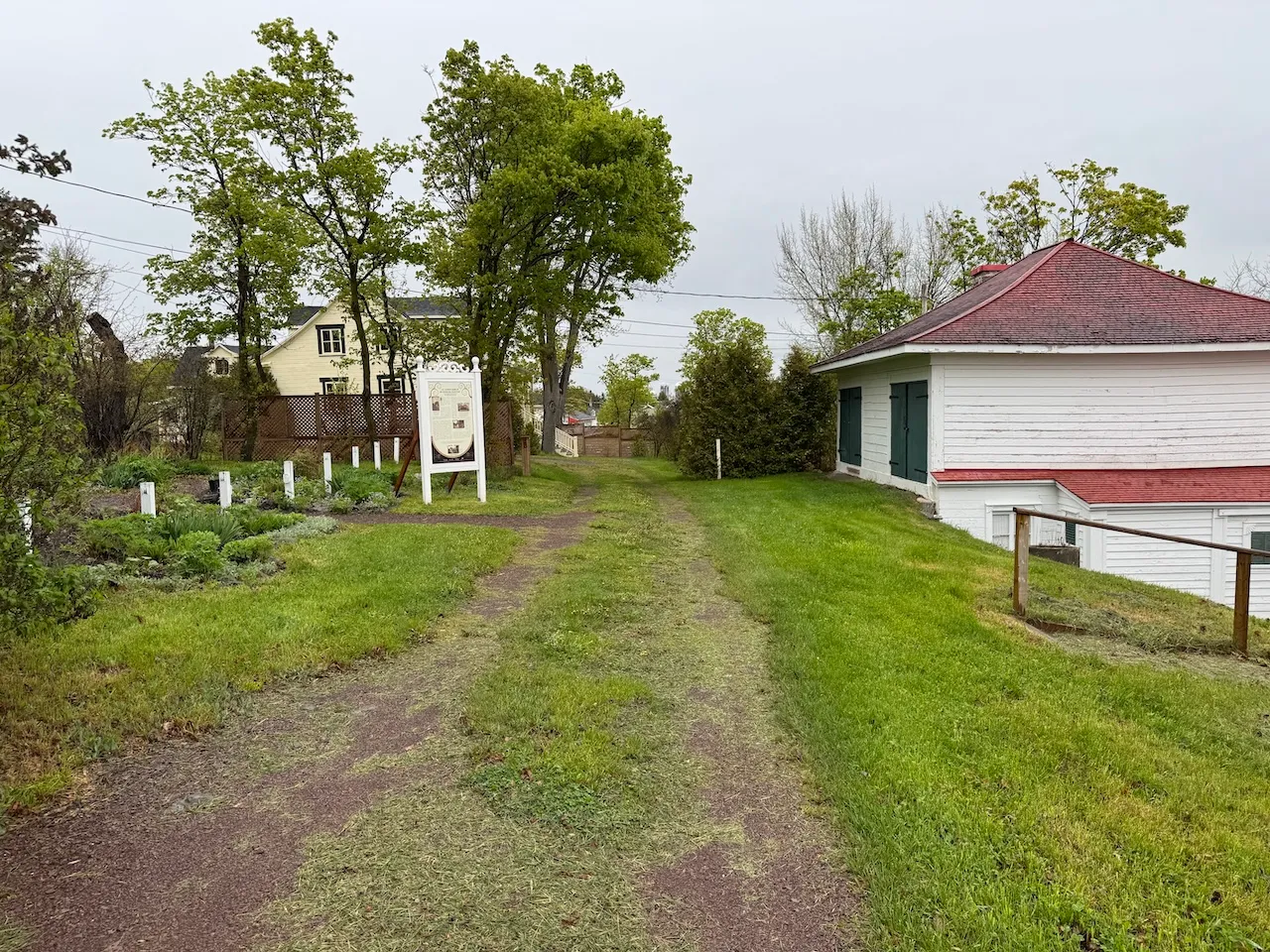 Allée vers le jardin à partir du stationnement