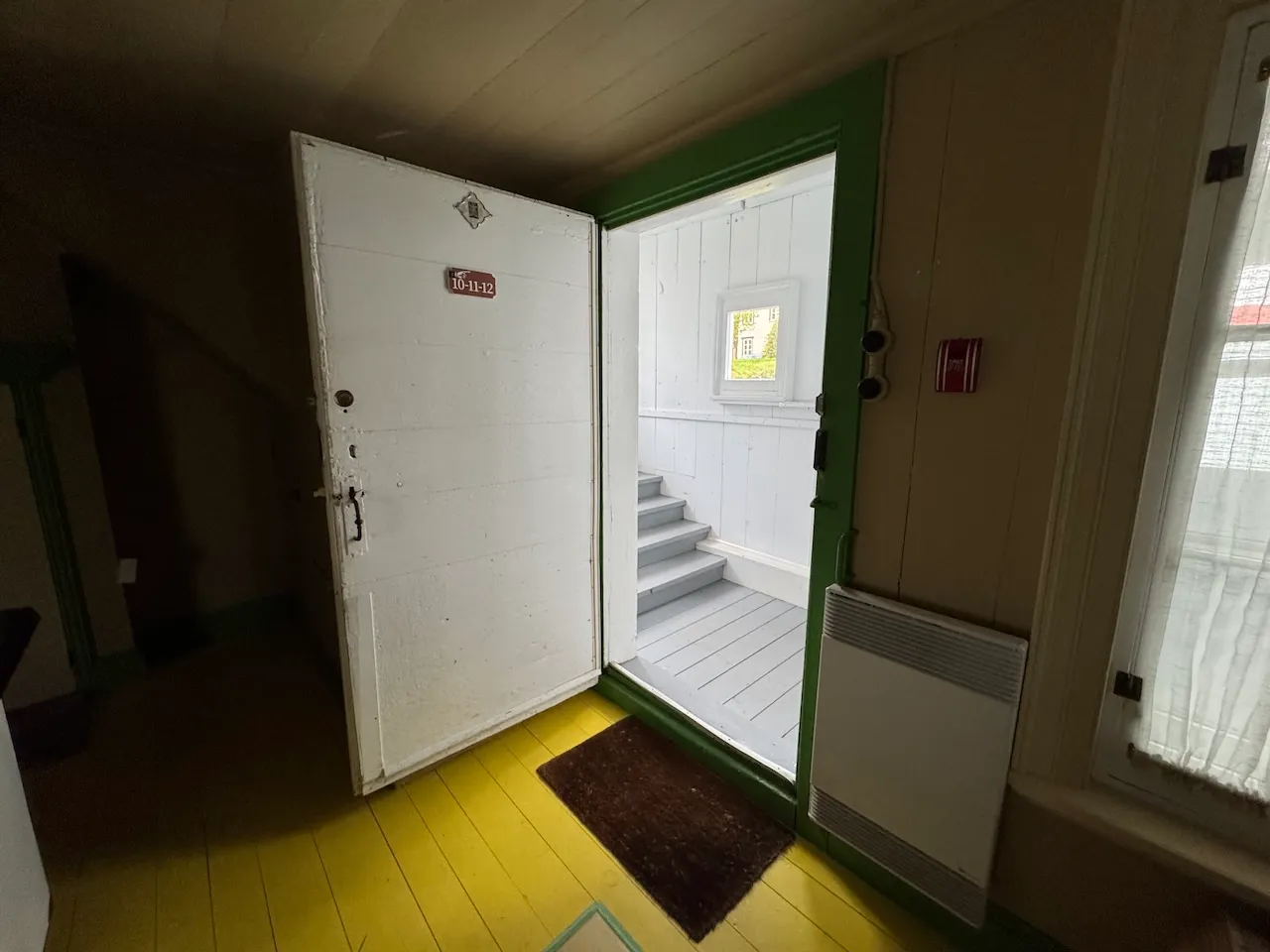 Porte avec seuil vers certaines sections