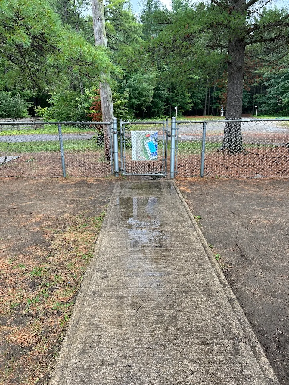 Secondary entrance leading to the pool