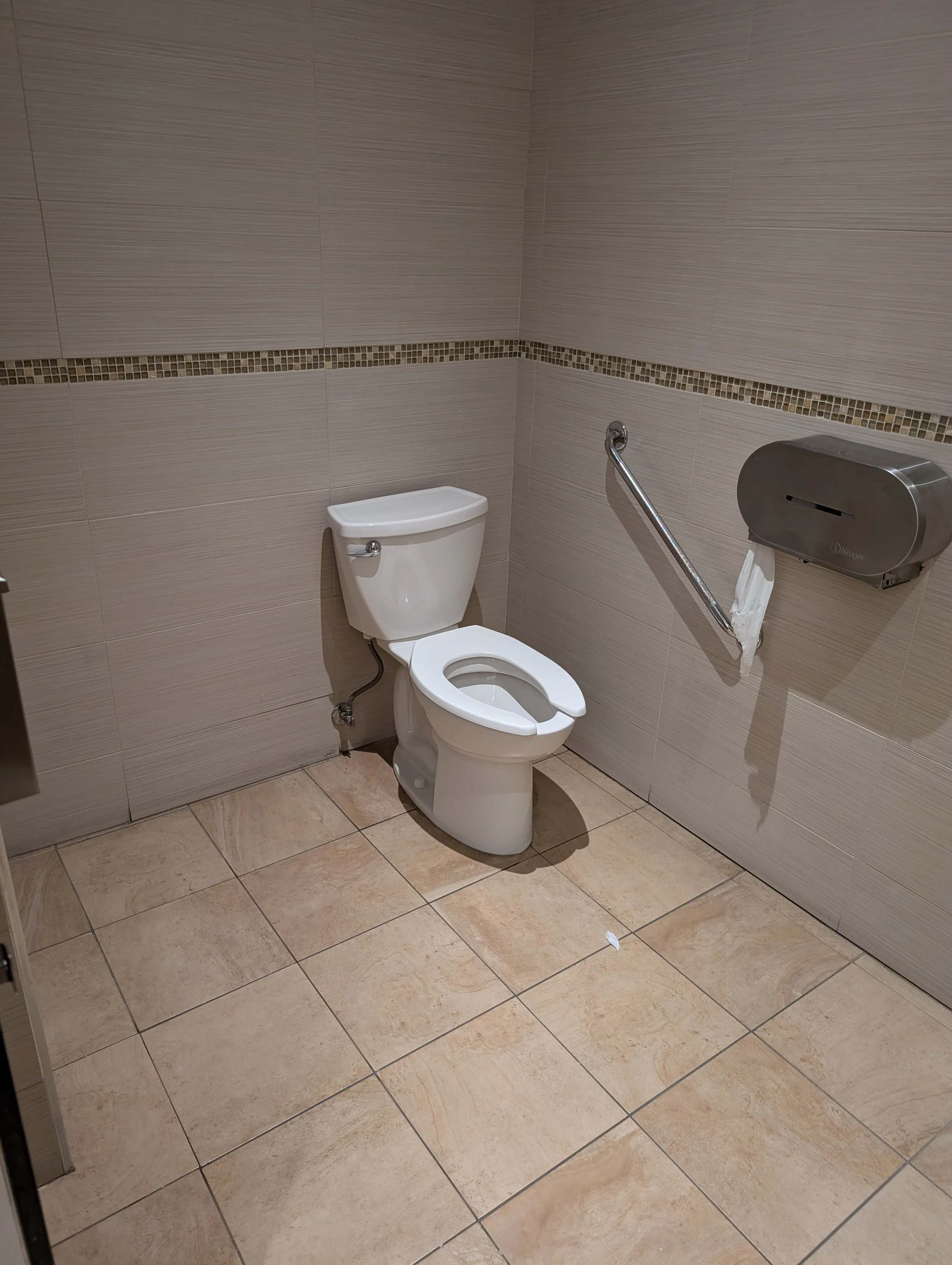 Salle de toilette femmes - cabine accessible