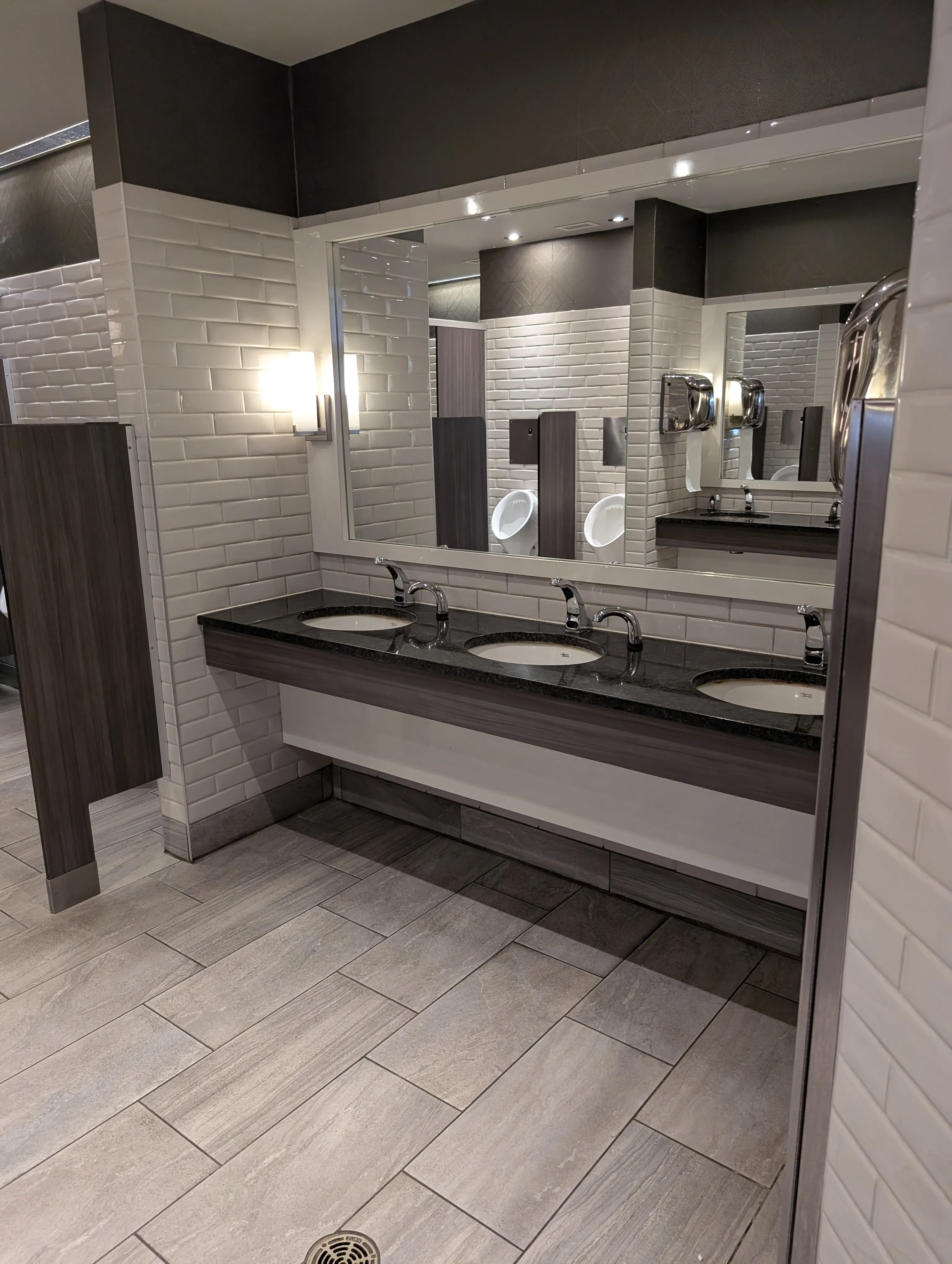 Salle de toilette hommes - lavabo