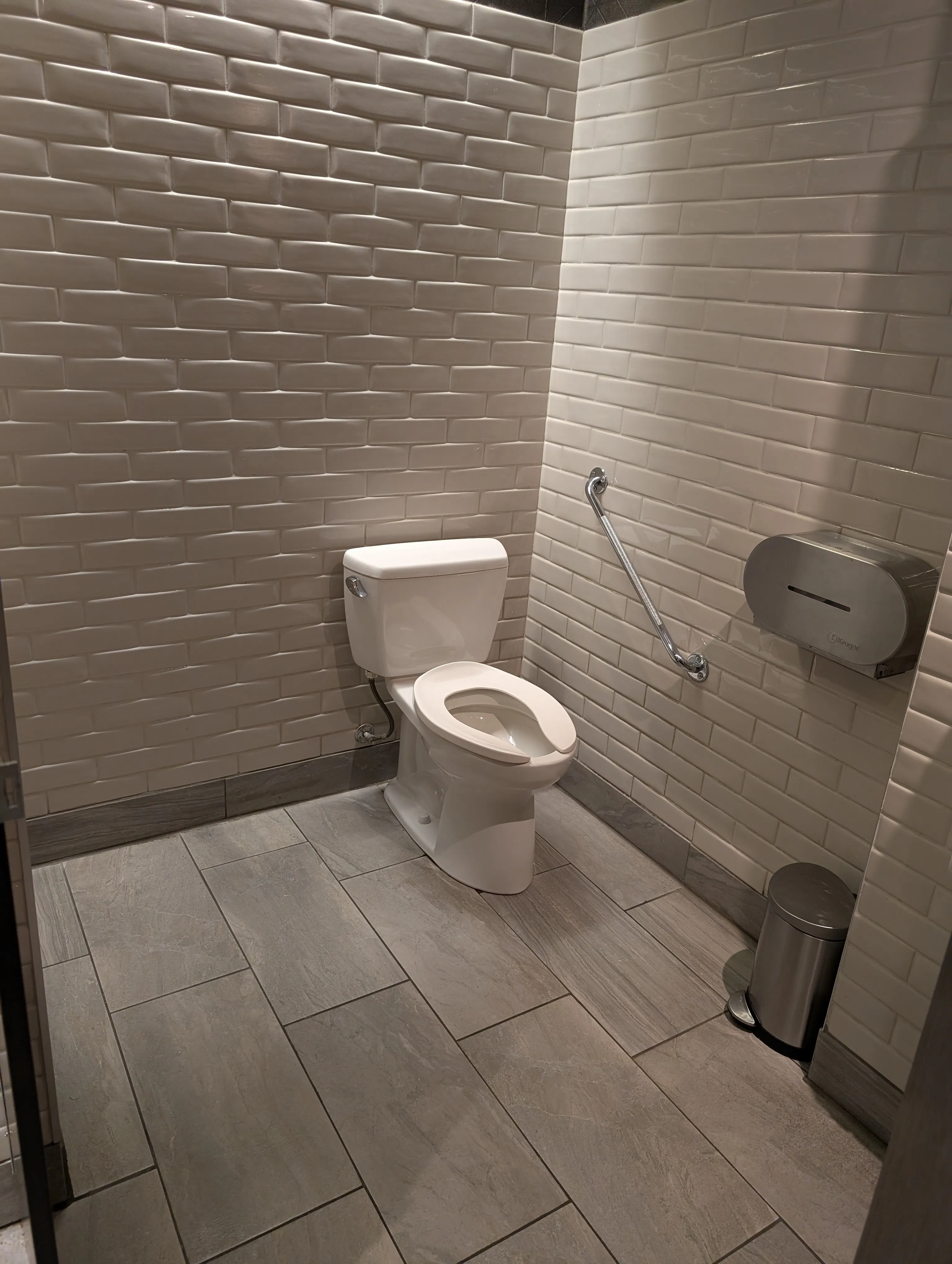 Salle de toilette hommes - cabine accessible