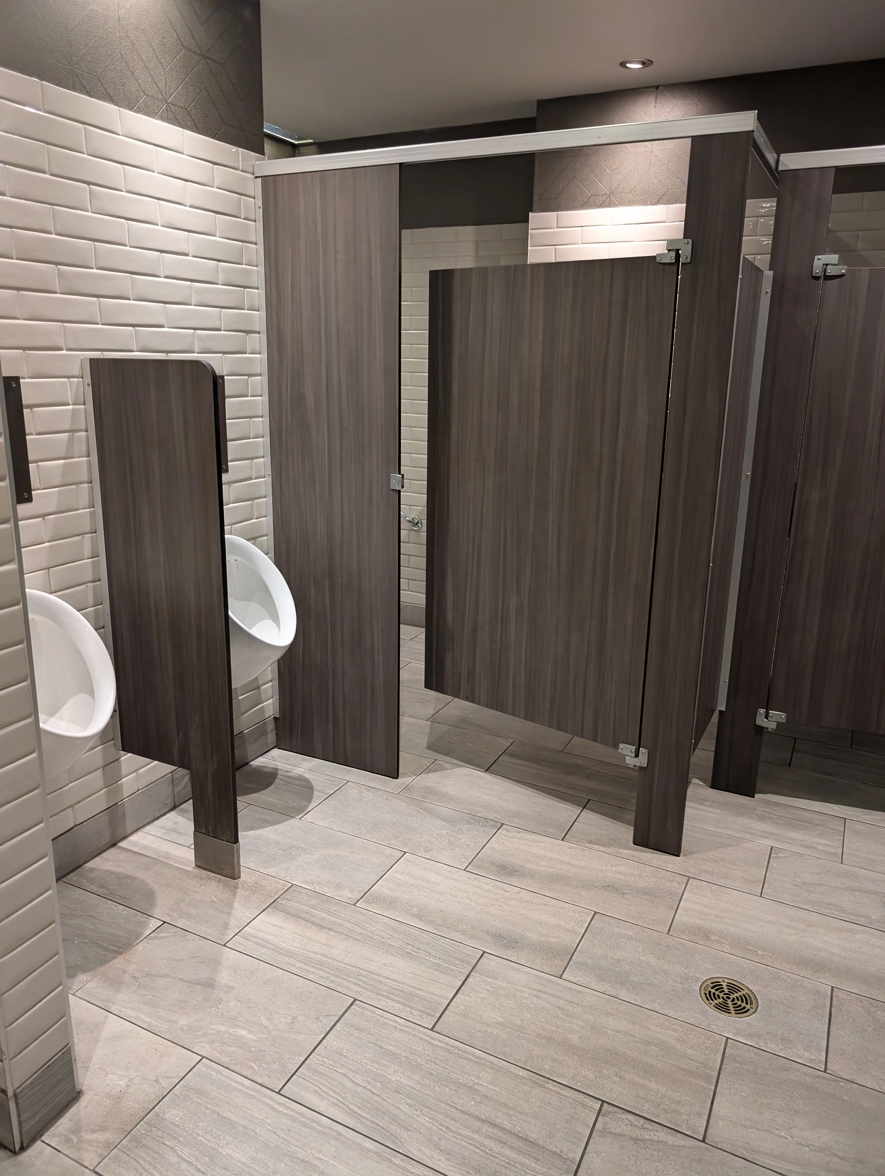 Salle de toilette hommes - urinoirs