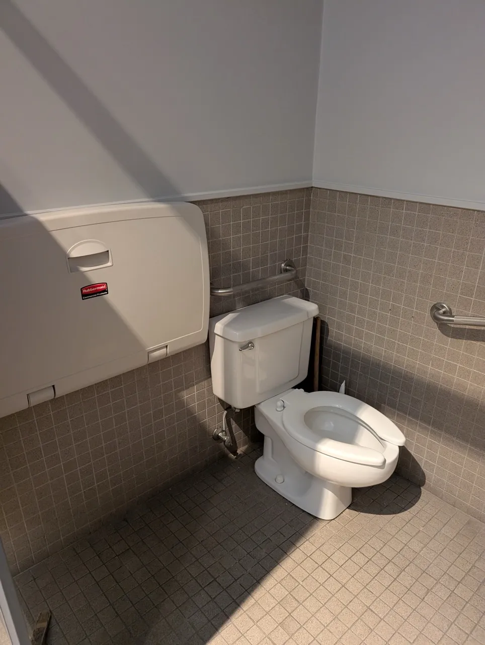 Men's restroom - transfert area and baby changing table