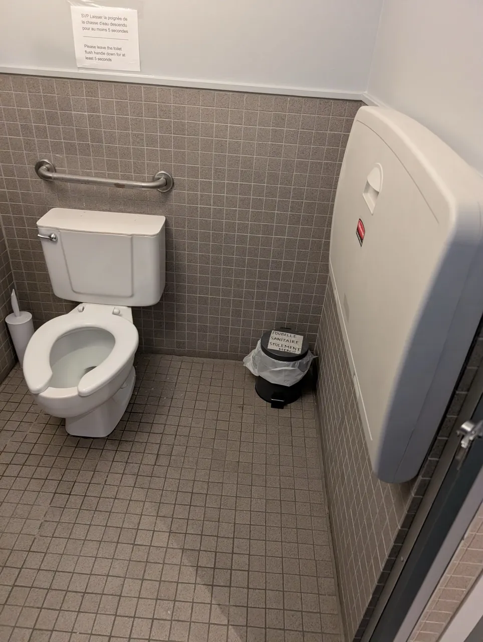 Women's restroom - transfert area and baby changing table