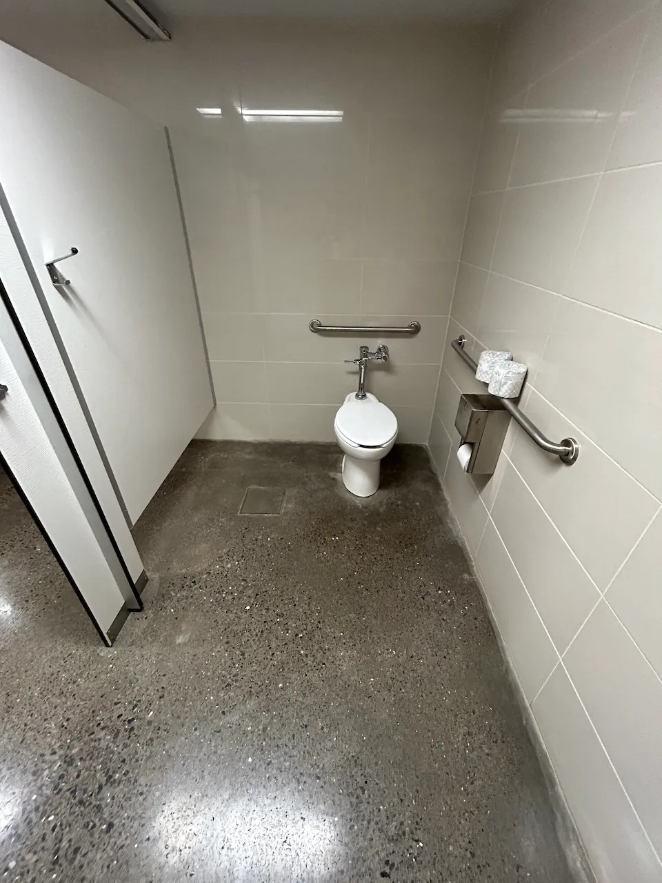 Cabinet de toilette accessible