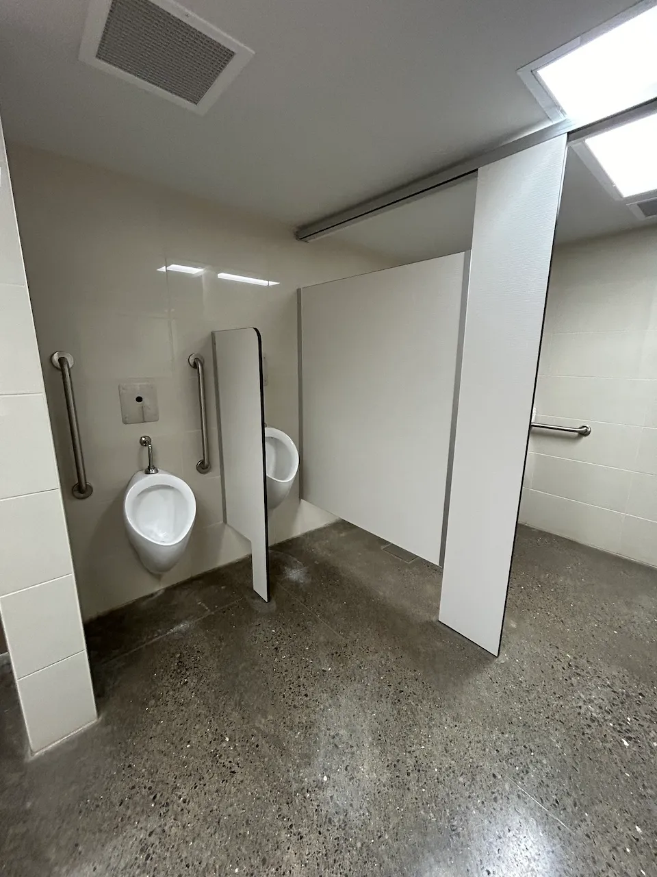 Urinoir et accès au cabinet de toilette