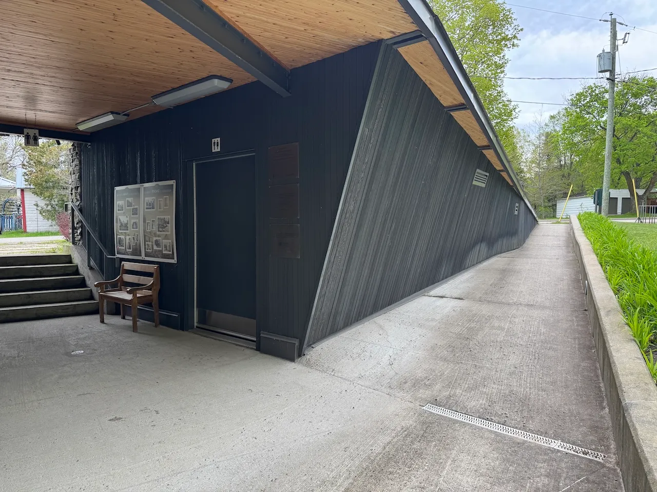 Entrée vers les salles de toilettes