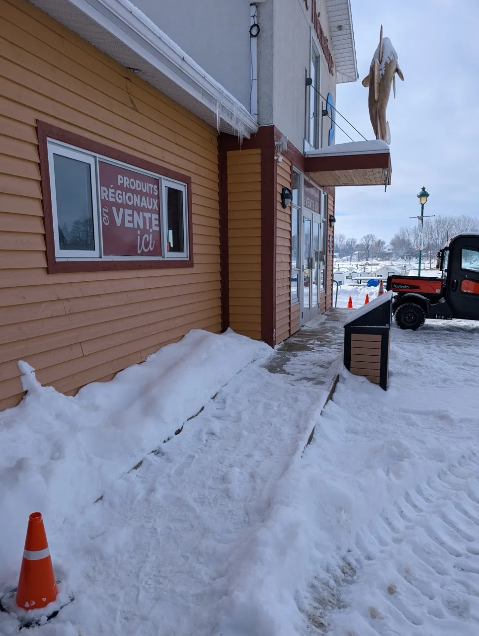 Rampe menant au bâtiment d'accueil
