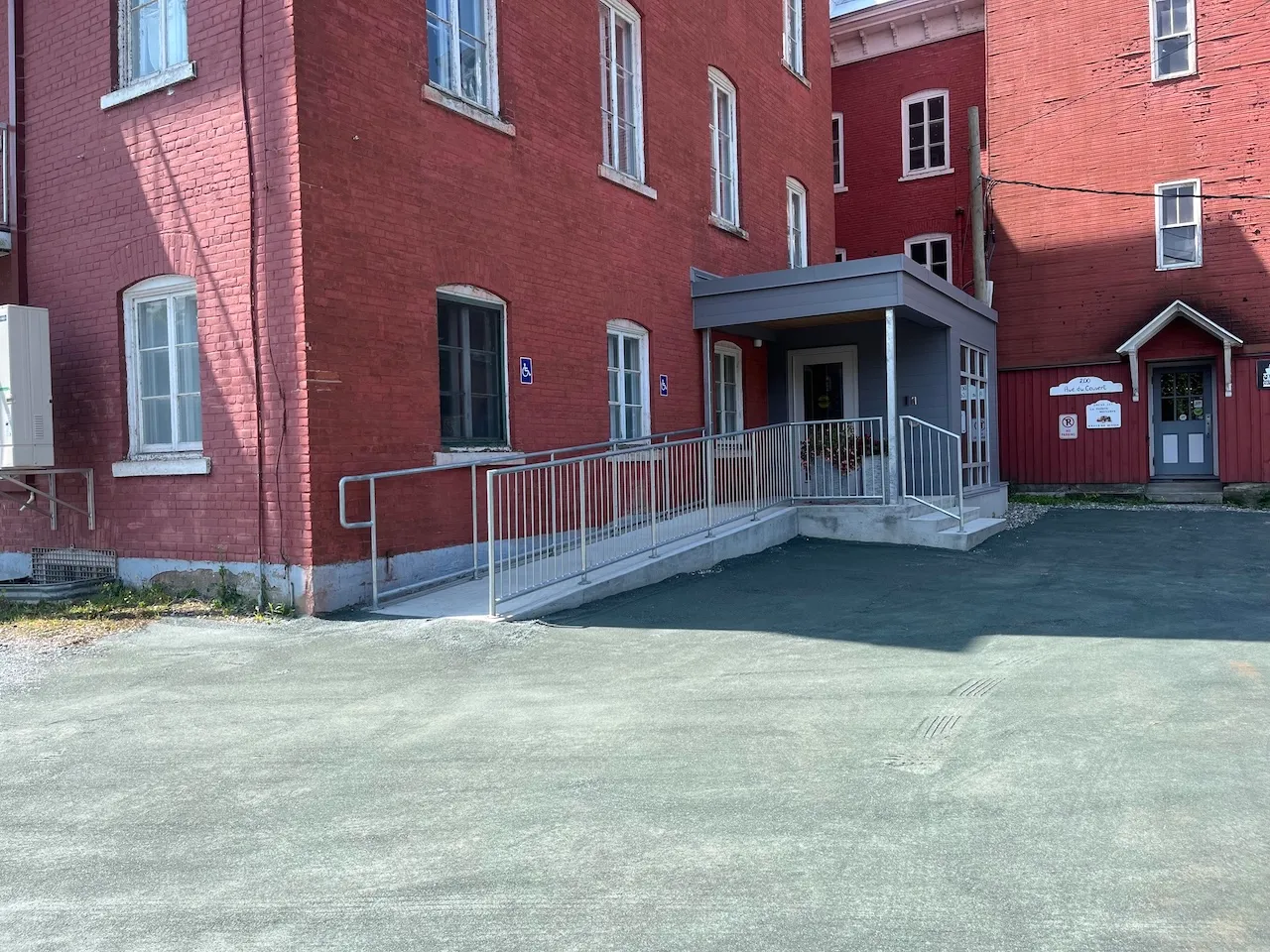 Stationnement et entrée générale du bâtiment