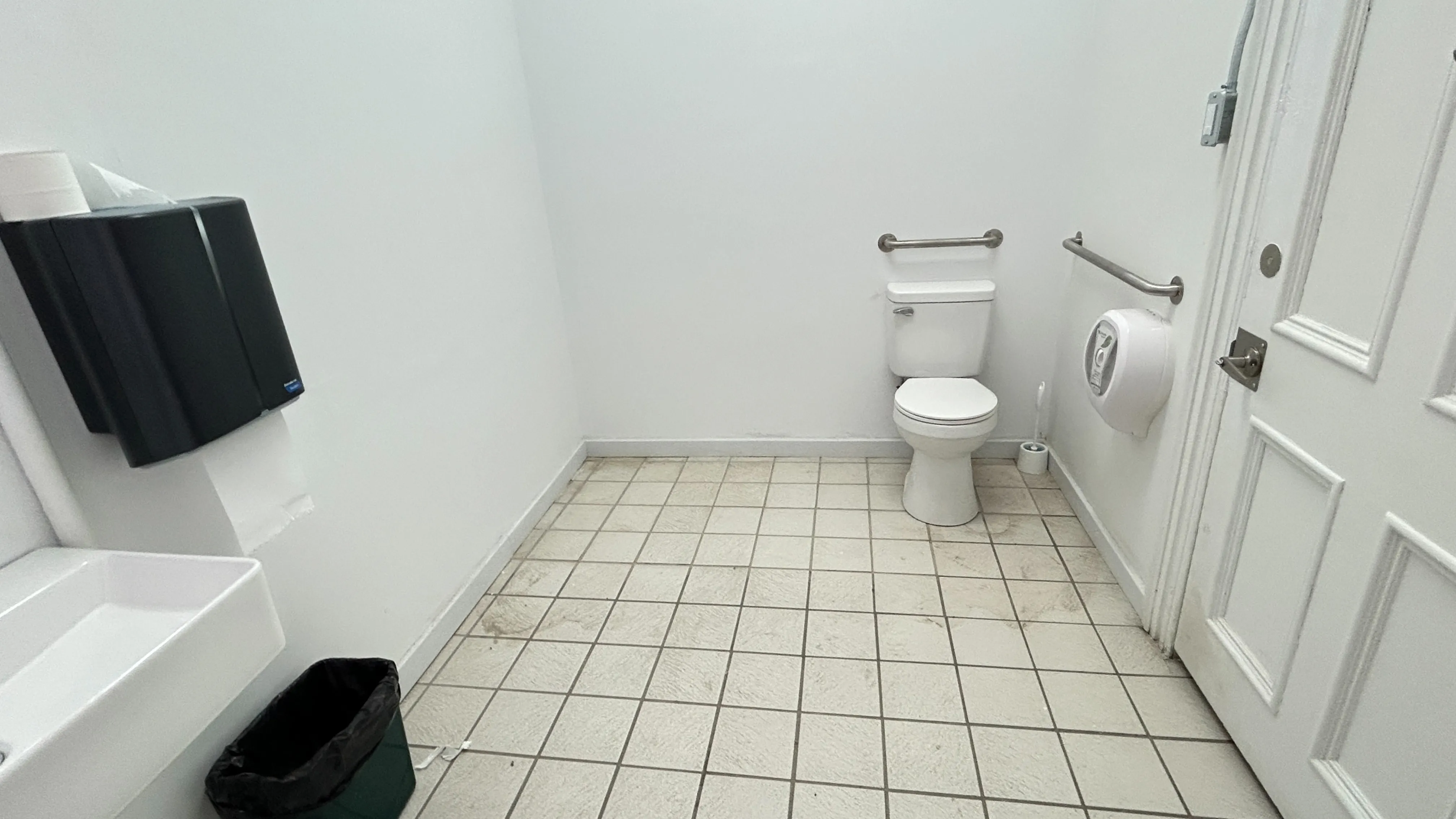 Universal restroom - Interior
