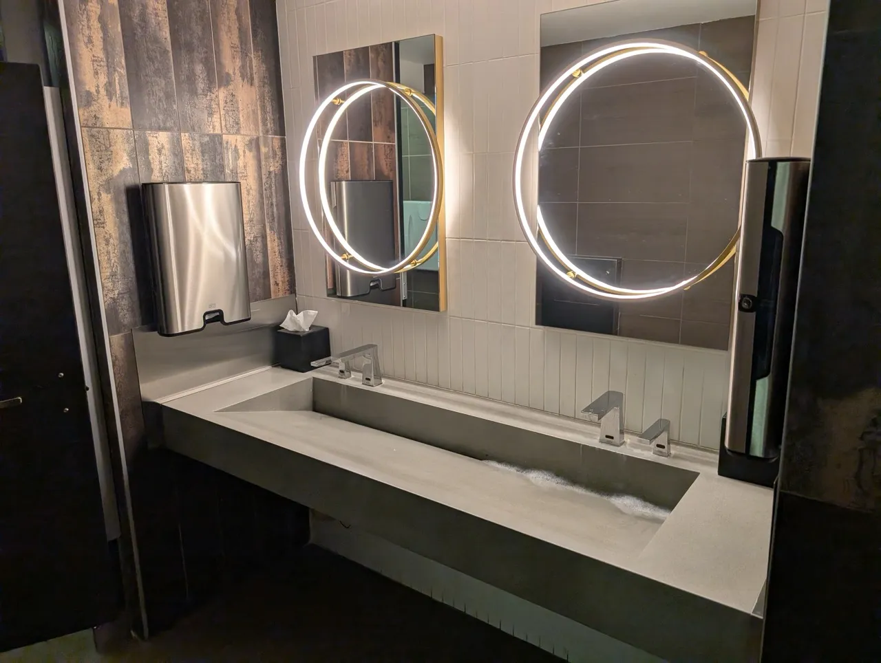 Salle de toilette hommes - lavabo
