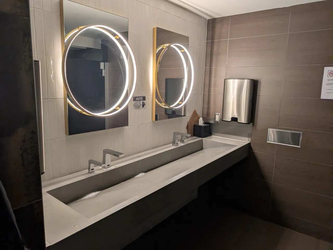 Salle de toilette femmes - lavabo