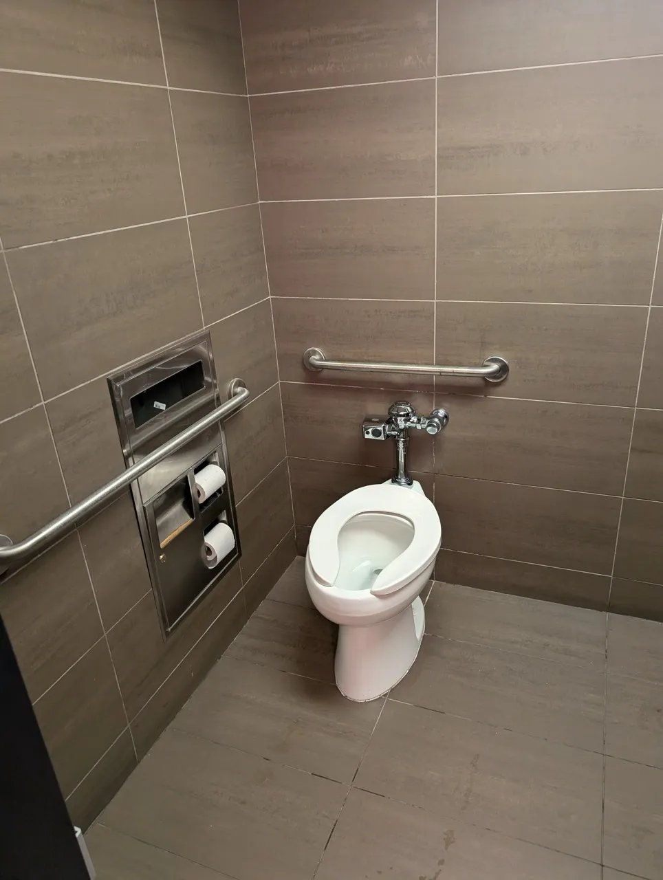 Salle de toilette femmes - cabine adaptée