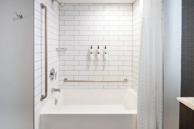Salle de bain de la chambre 619 - baignoire