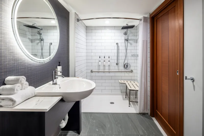 Chambre #220 - douche et lavabo