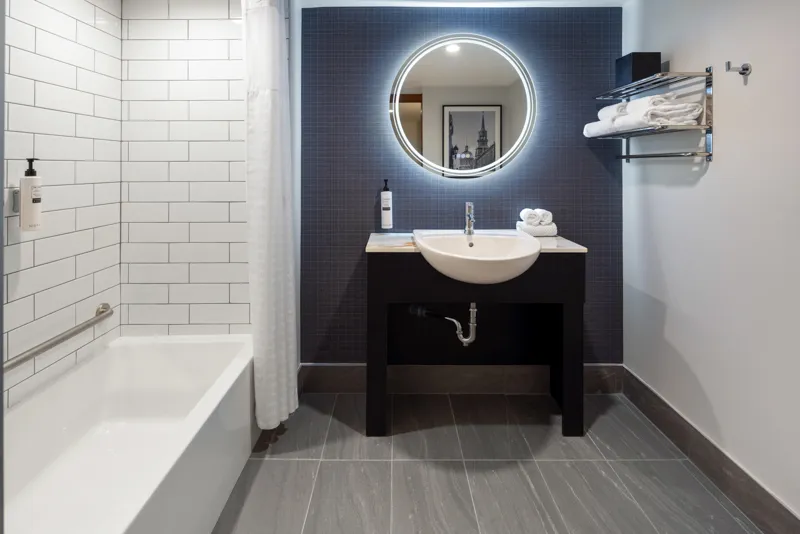 Salle de bain de la chambre 619 - lavabo