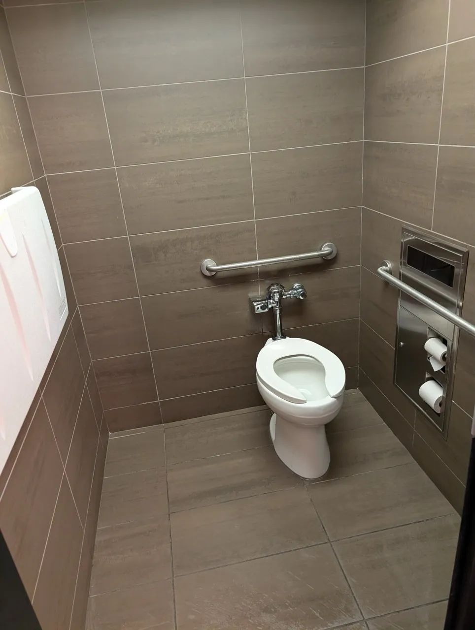 Salle de toilette hommes - cabine adaptée
