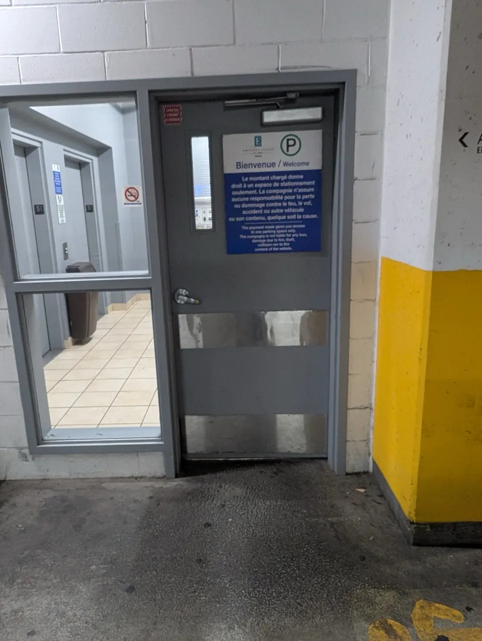 Porte d'accès du stationnement vers l'ascenseur