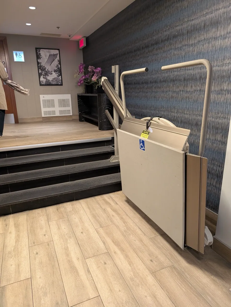 Plateforme élévatrice vers les salles de toilette et salle de réception