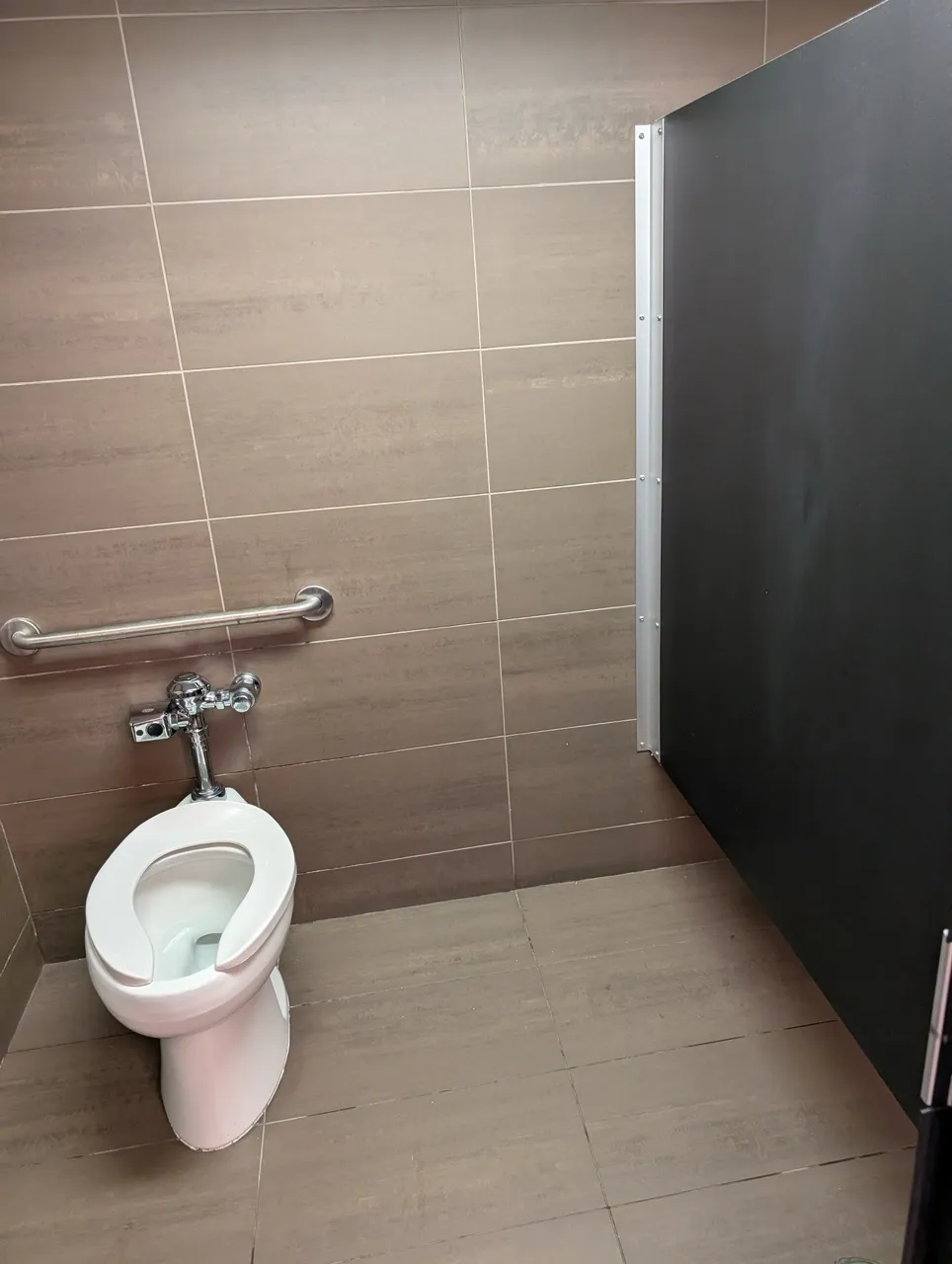 Salle de toilette femmes - cabine adaptée