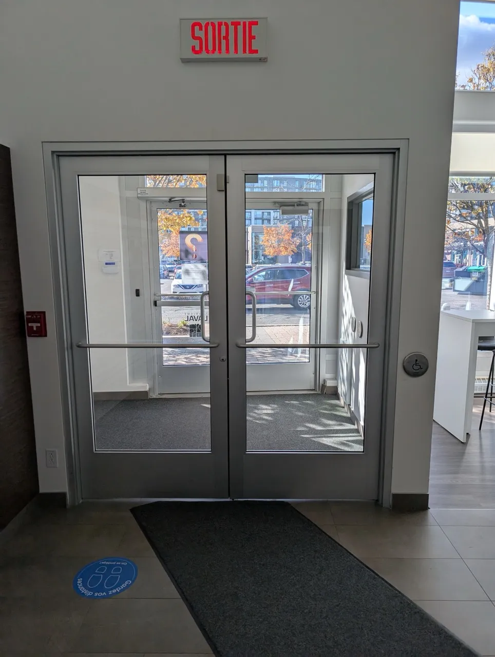 Entrance doors (in the exit direction)