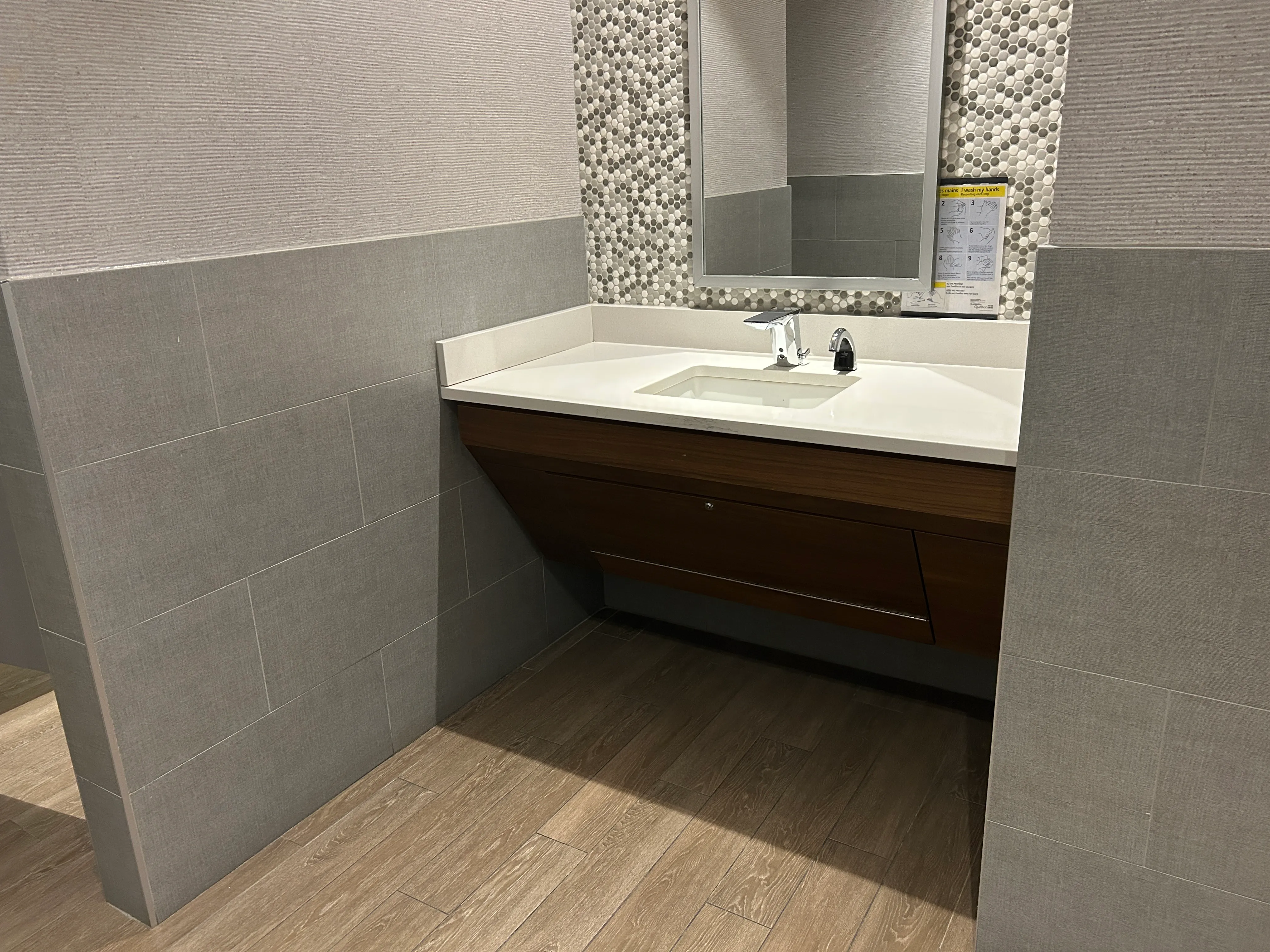 Salle de toilettes femme près de la réception