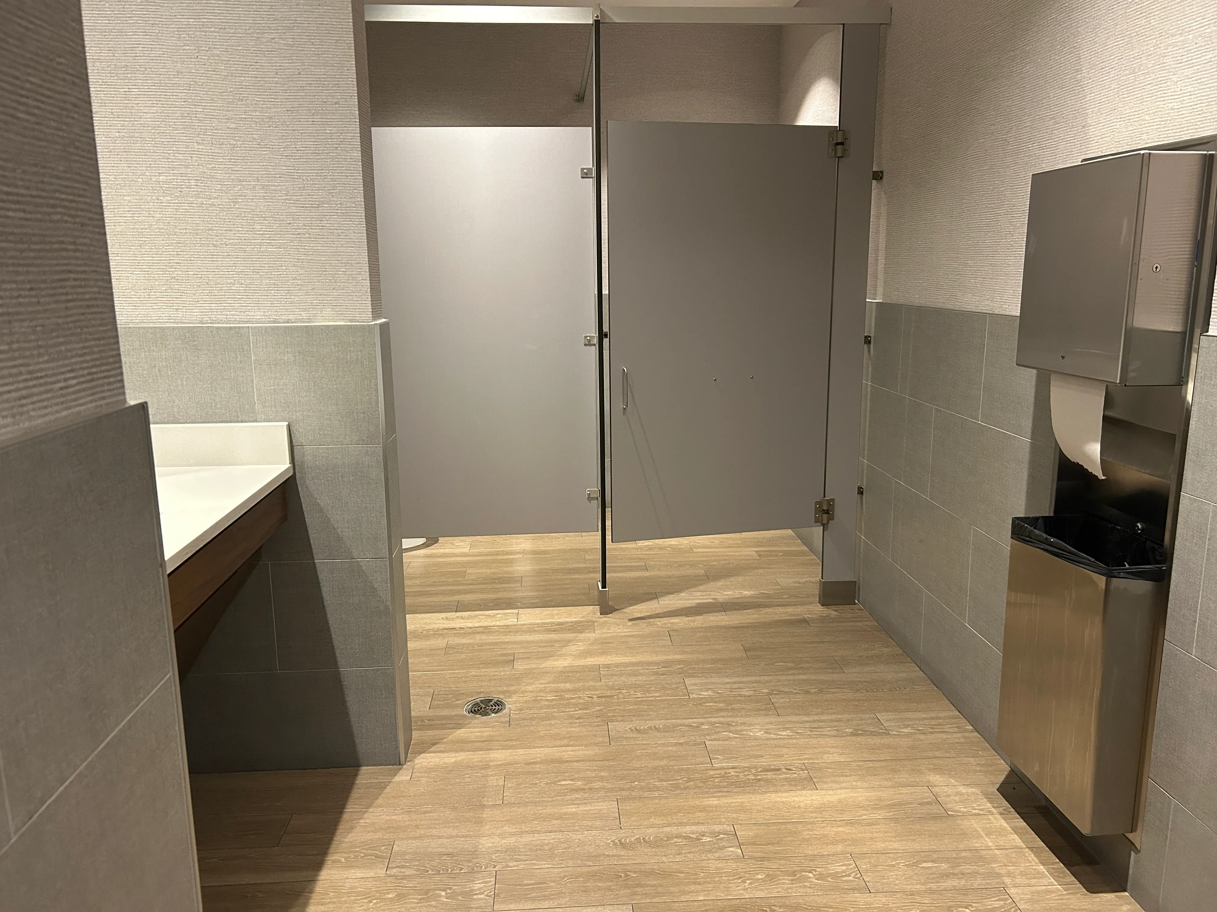 Salle de toilettes homme près de la réception