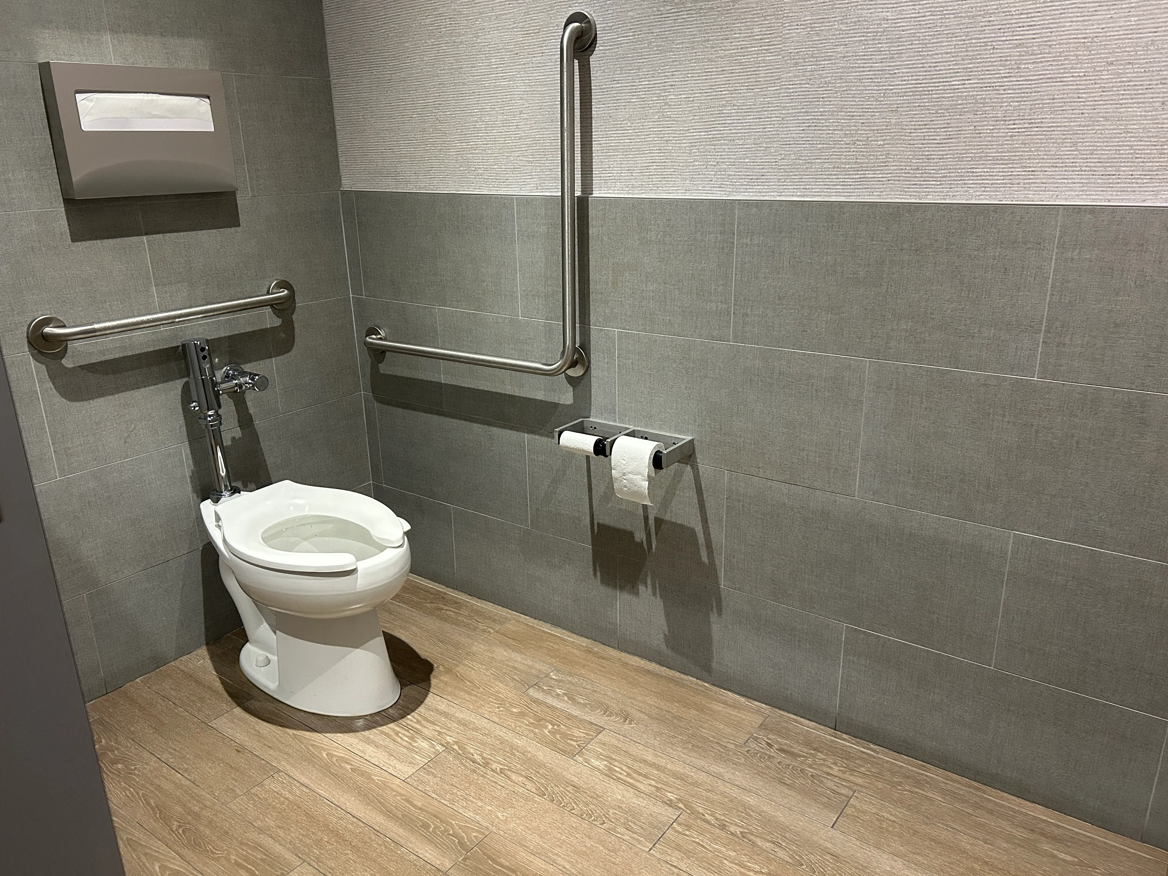 Salle de toilettes homme près de la réception