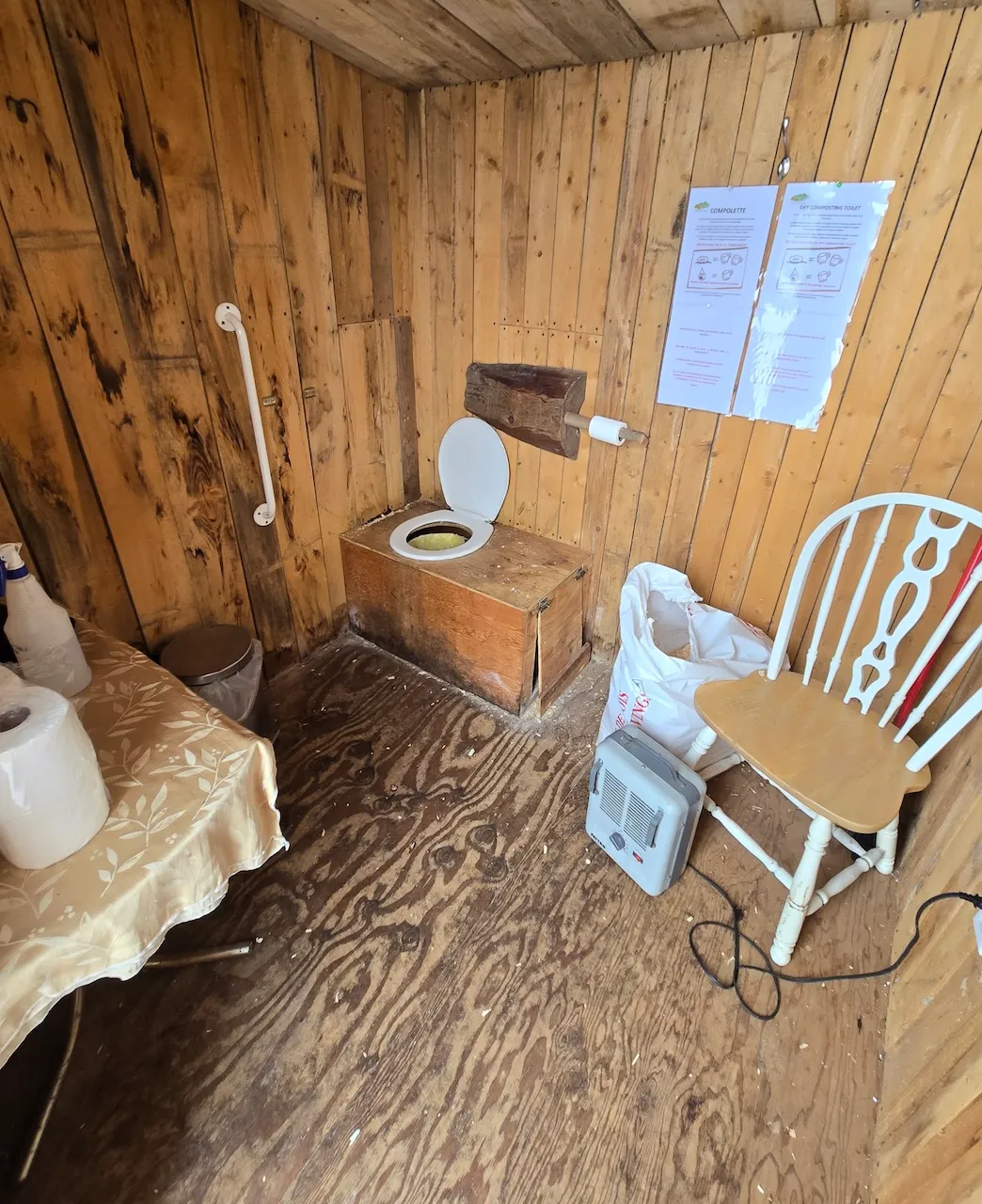 Intérieur de la toilette chimique près du bâtiment de la cafétéria