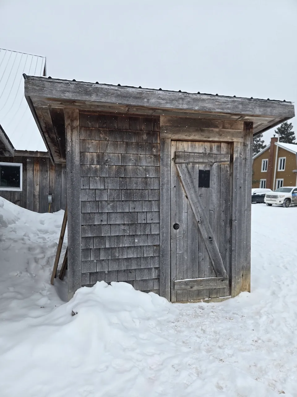 Extérieur de la toilette chimique