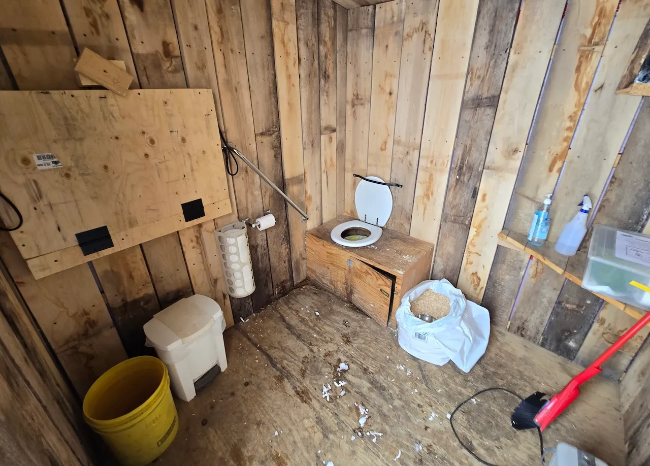 Intérieur de la toilette chimique