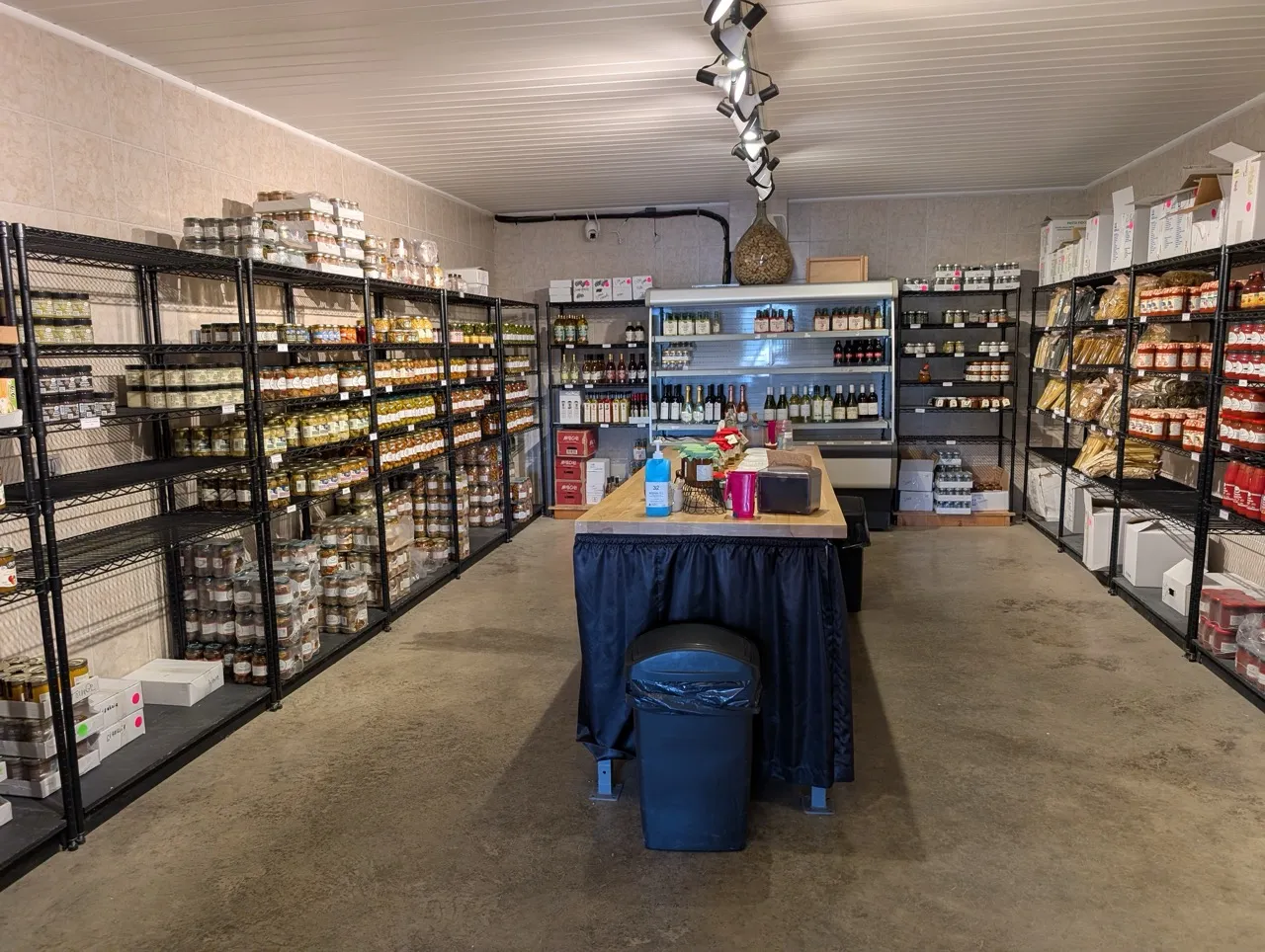 Intérieur de la boutique - produits du terroir