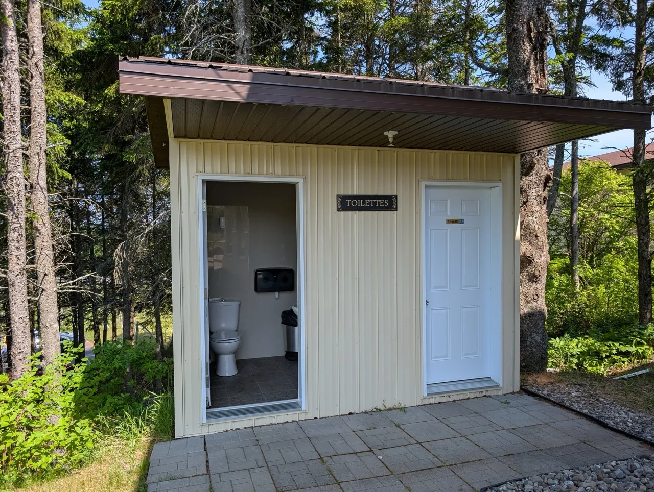 Bâtiment des salles de toilette