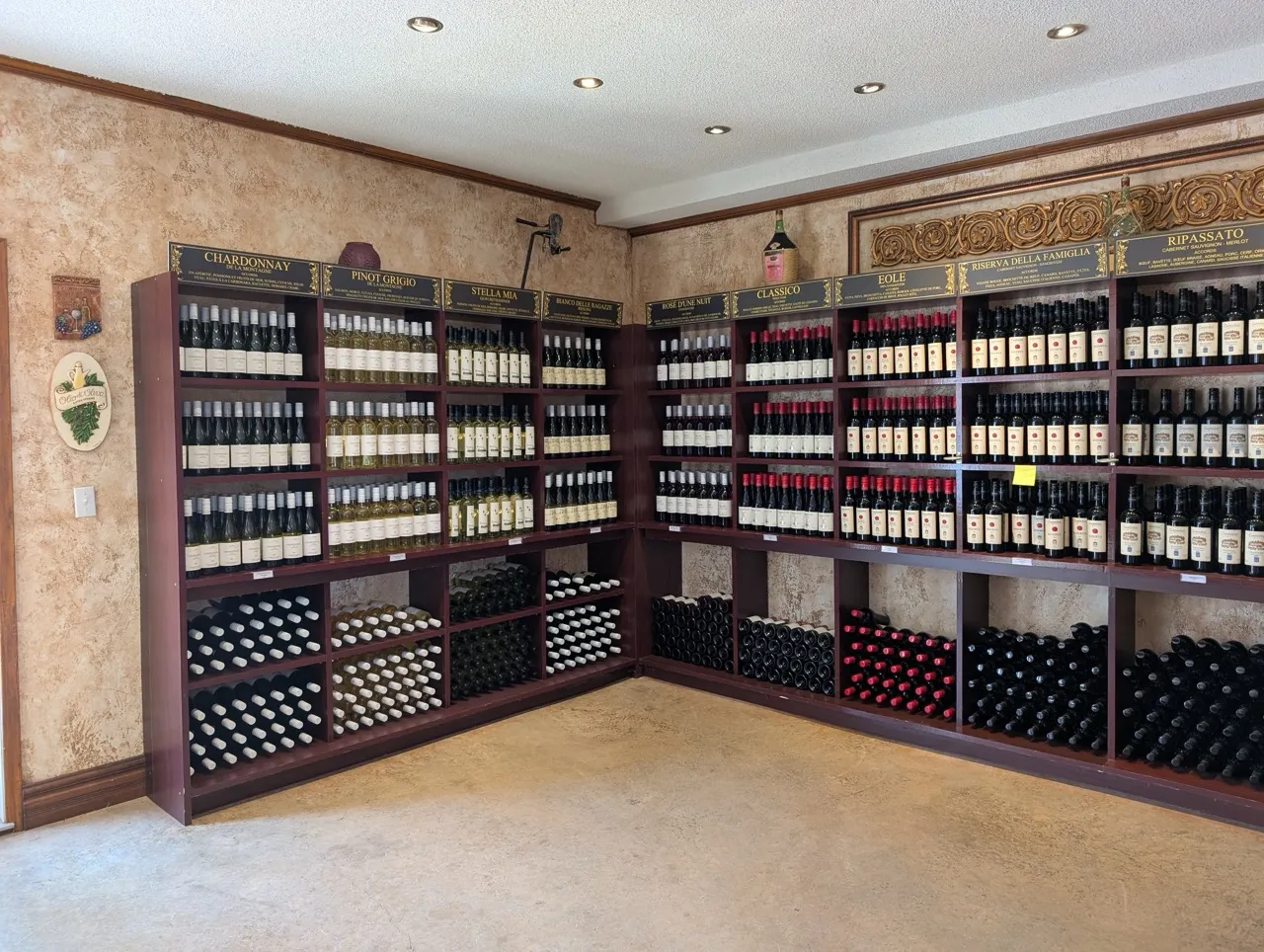 Intérieur de la boutique - présentoirs