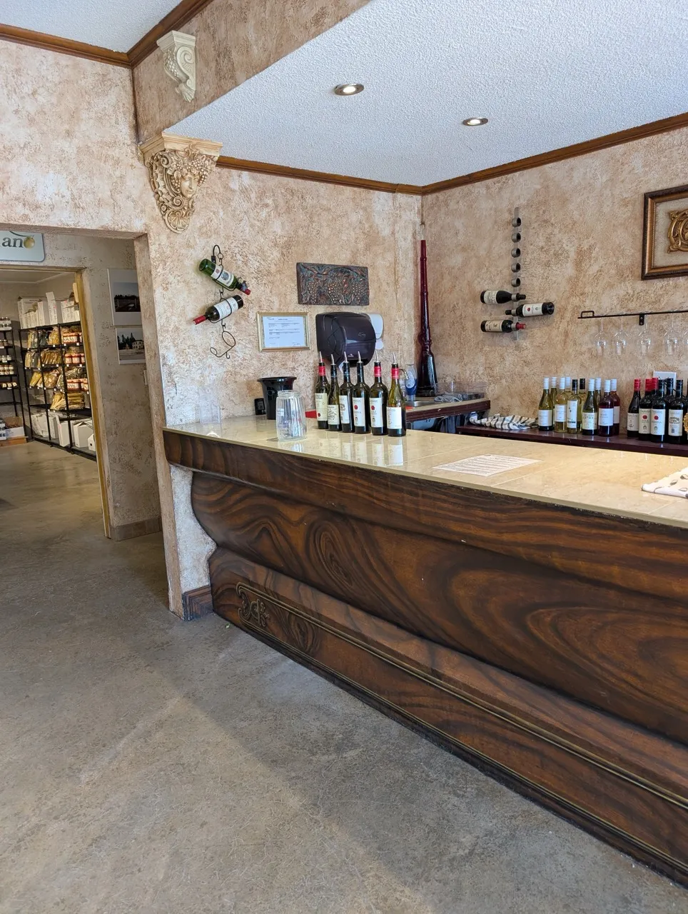 Intérieur de la boutique - comptoir de dégustation et de vente