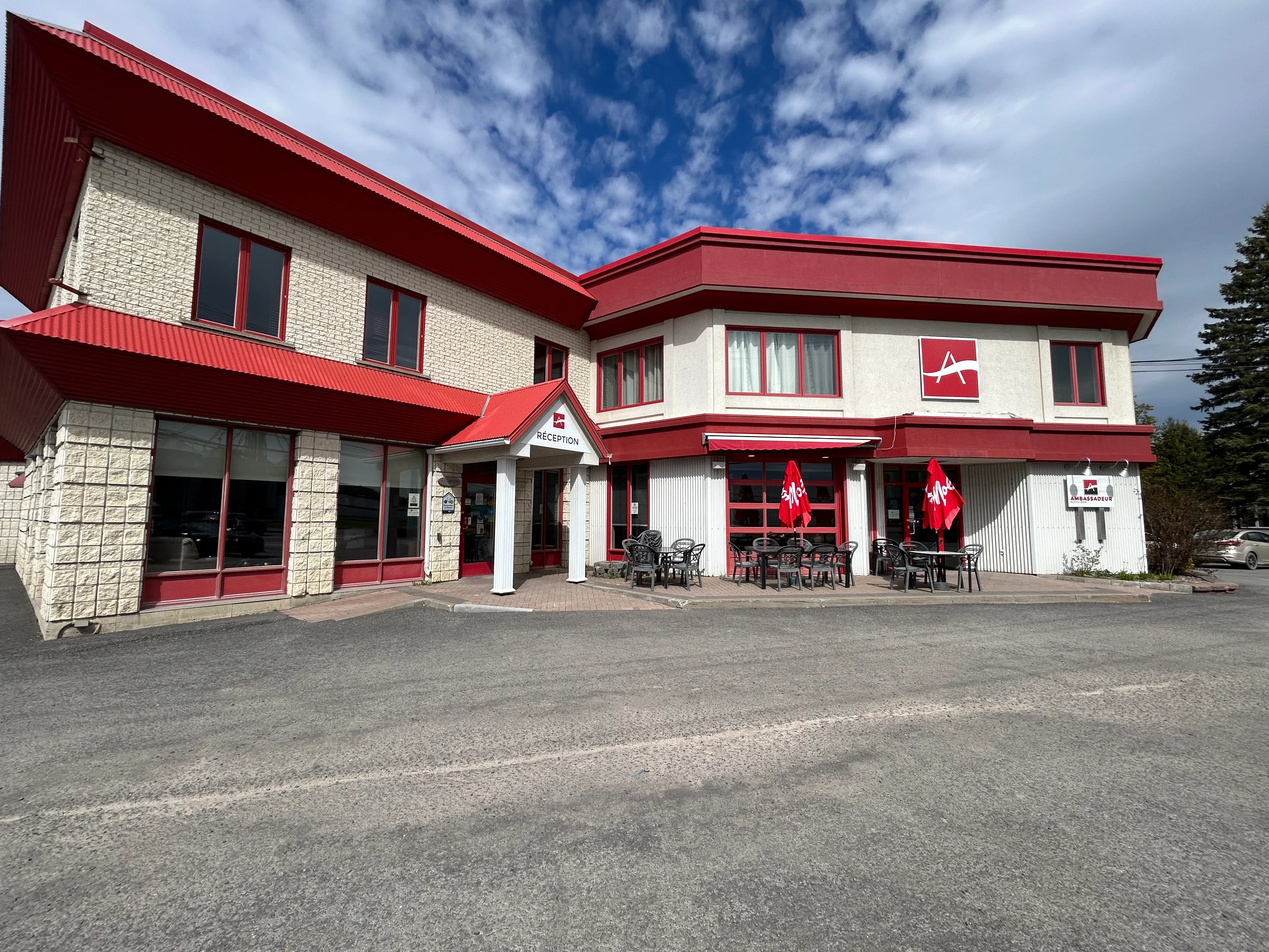 Inn and restaurant - Entrances
