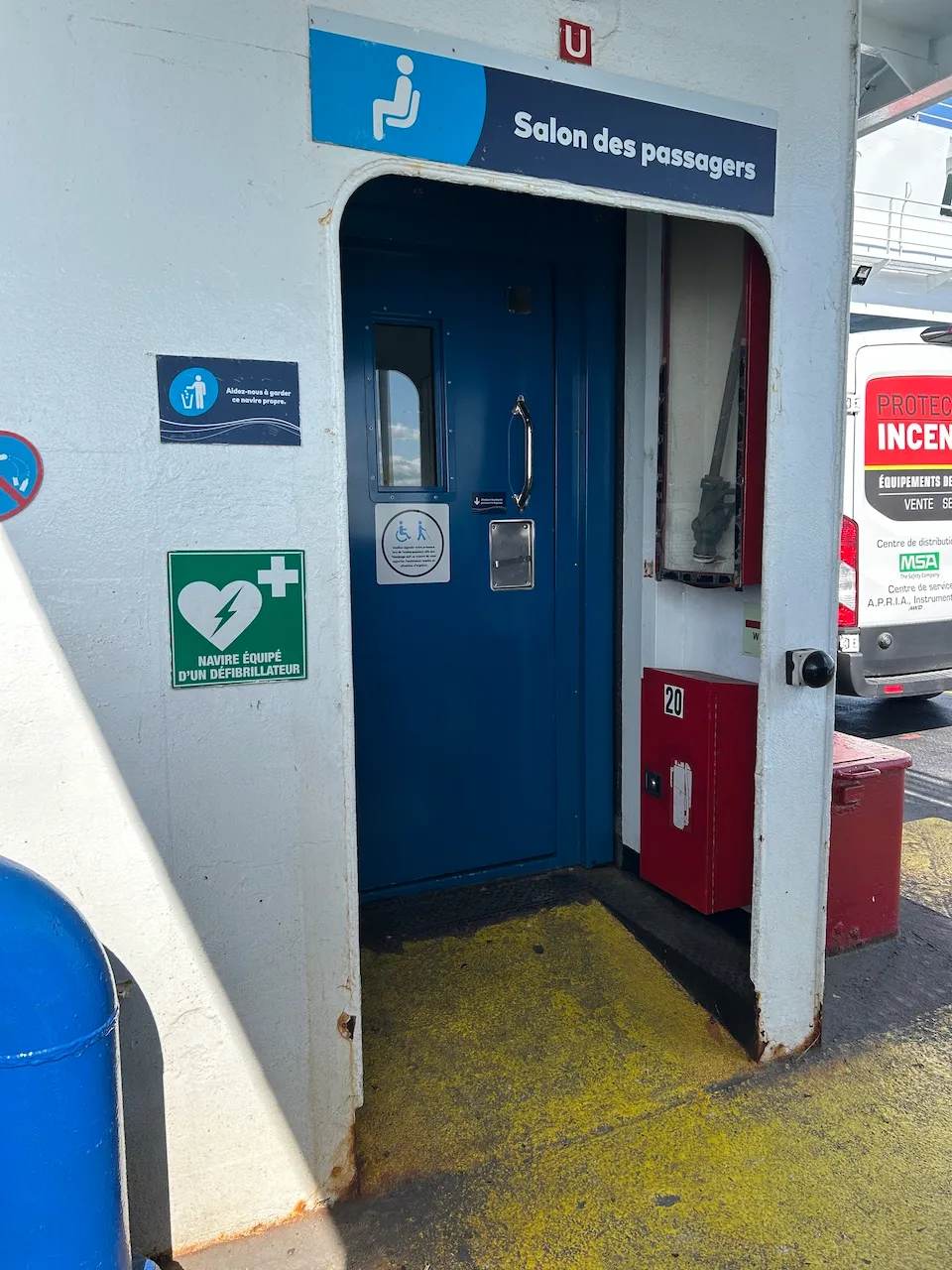 Entrée menant au salon des passagers