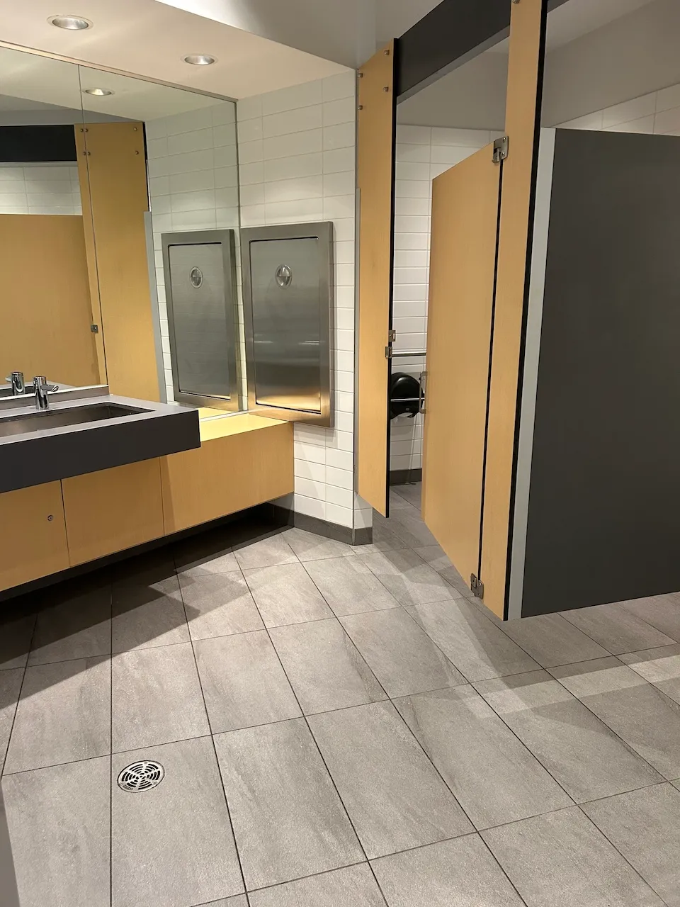 Gare Sorel-Tracy - Salle de toilette (Homme)