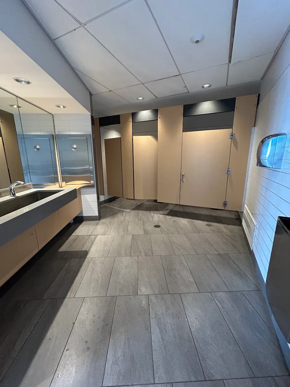 Gare Saint-Ignace-de-Loyola - Salle de toilette (femme)