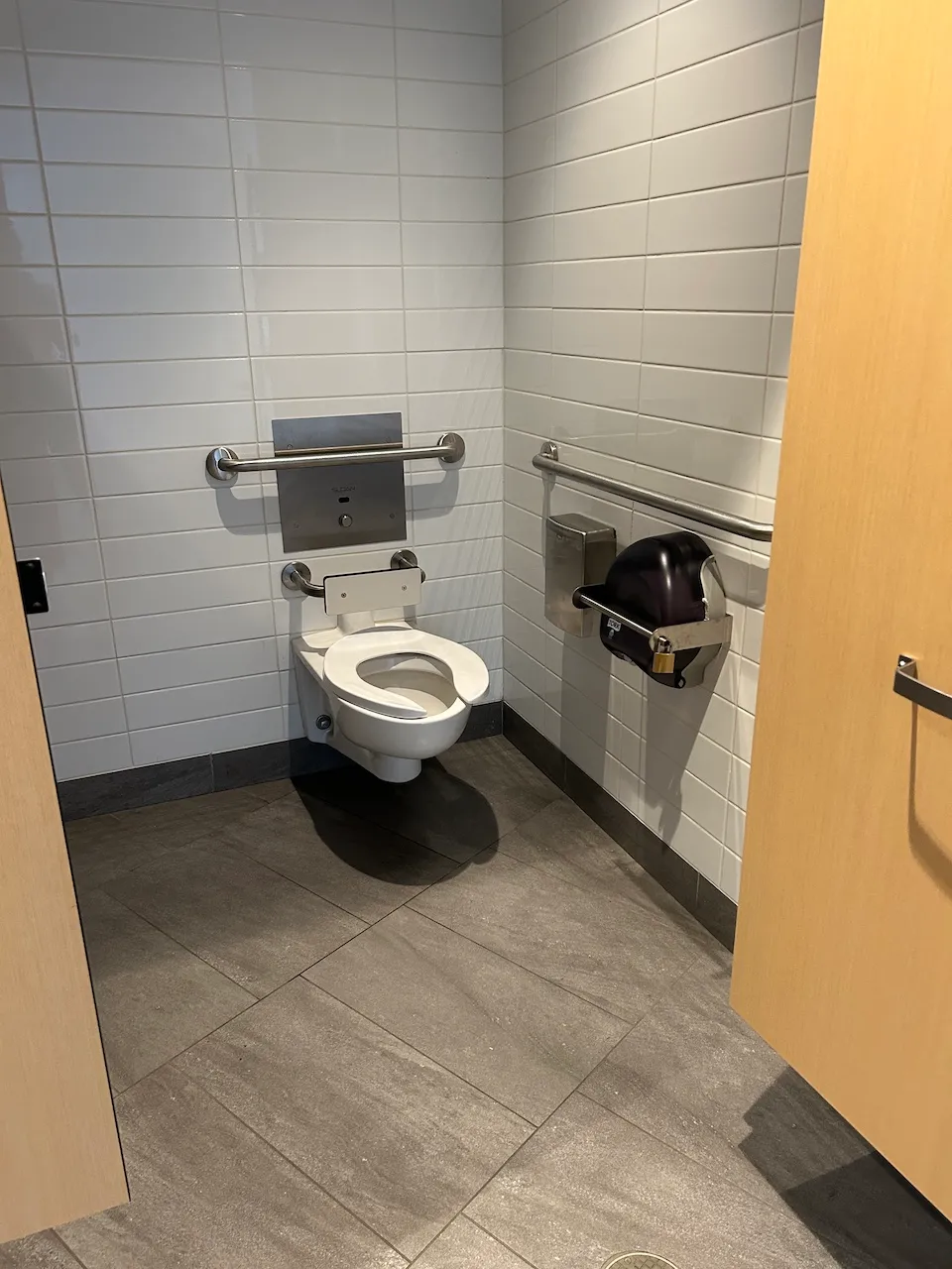 Gare Saint-Ignace-de-Loyola - Salle de toilette (femme)